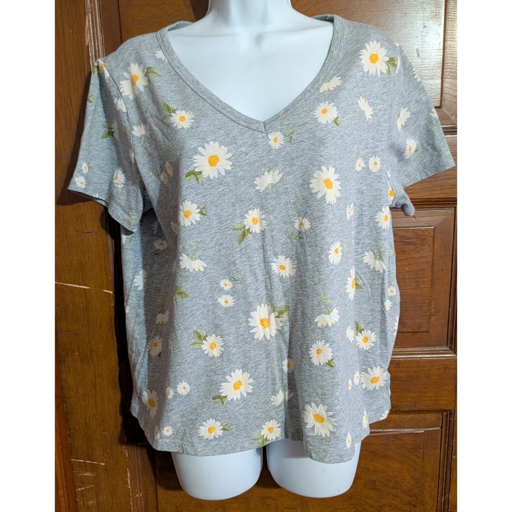 Old Navy Everywhere V-Neck "Friendly Daisy" Printed Tee - Picture 2 of 9